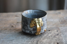 Alice and the Queen White mug 22k gold 12 oz