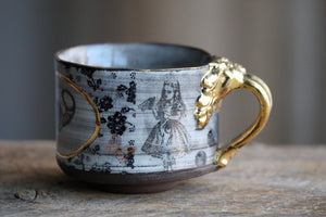 Alice and the Queen White mug 22k gold 12 oz
